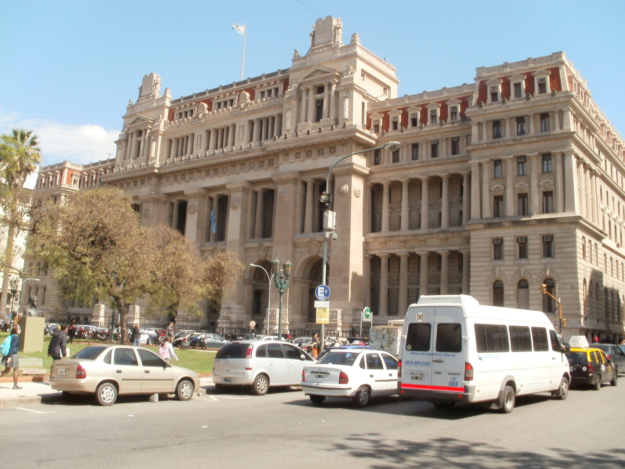 Palacio de Justicia de la Nación Argentina - fallo Cámara Federal Mendoza declara inconstitucional DNU 70/23 y ordena reintegros de prepagas