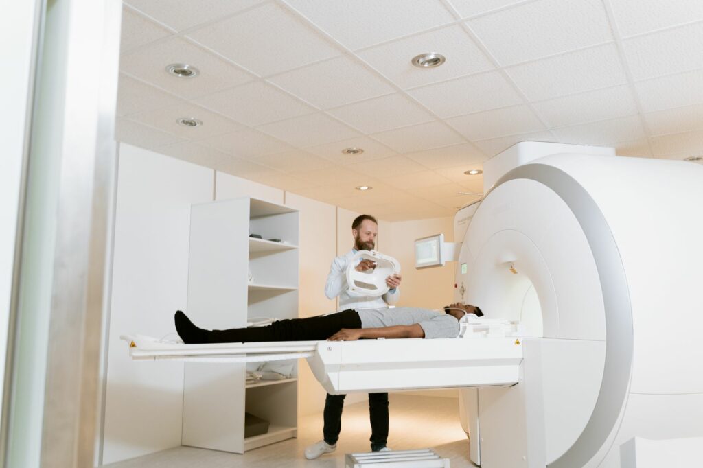 Médico explicando a paciente los pasos para reclamar a la prepaga u obra social