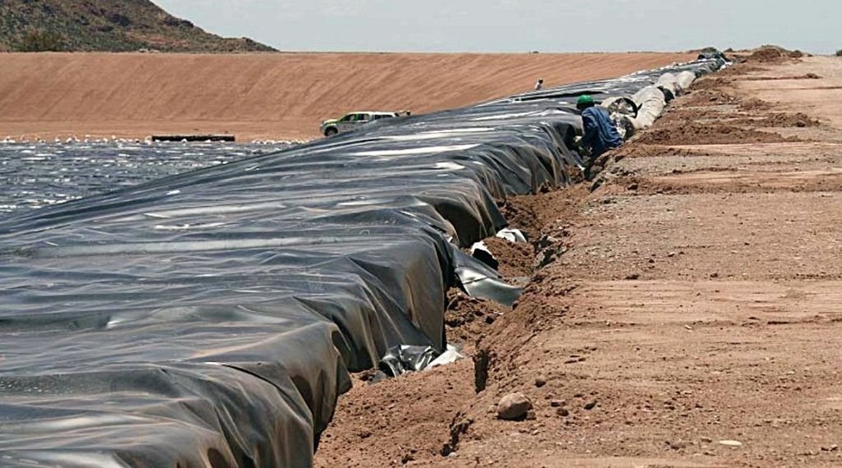 Membranas y dique de contención en el complejo minero de uranio Sierra Pintada, San Rafael