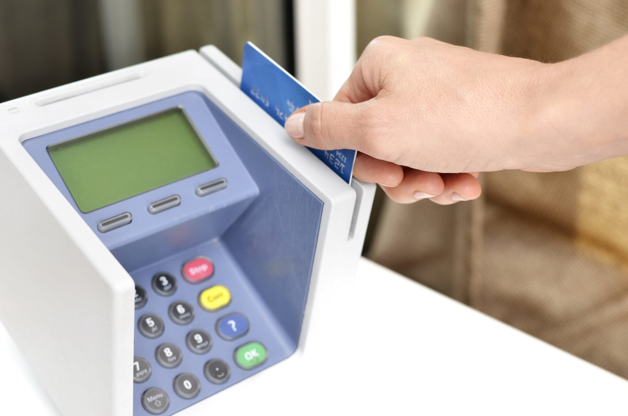 Persona pagando con tarjeta de crédito en terminal de pago