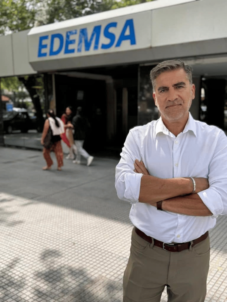Mario Vadillo de pie con los brazos cruzados frente a la sede de EDEMSA en Mendoza.