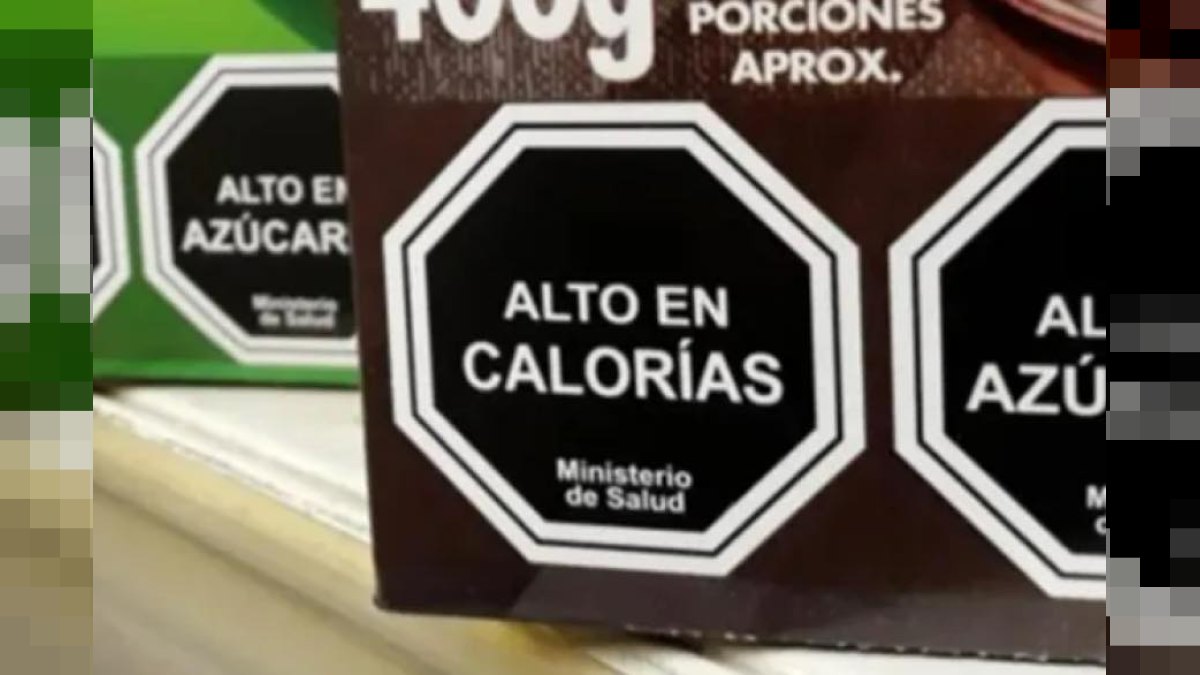 Octógonos negros del etiquetado frontal Ley 27.642 — Alto en calorías, Alto en azúcar — que el gobierno de Milei quiere derogar mediante proyecto firmado por Adorni y Lugones